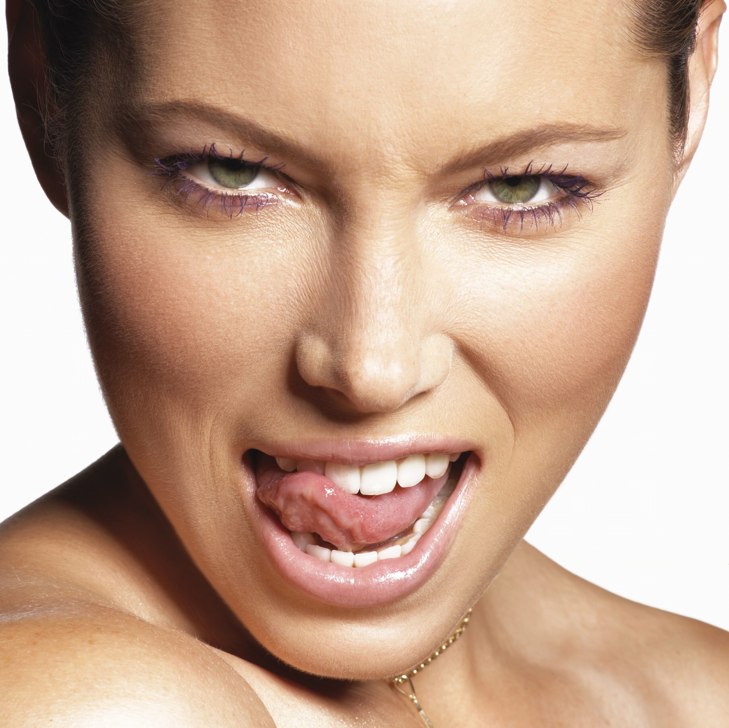 Photo d’origine d’un visage de femme, avant le montage vampire