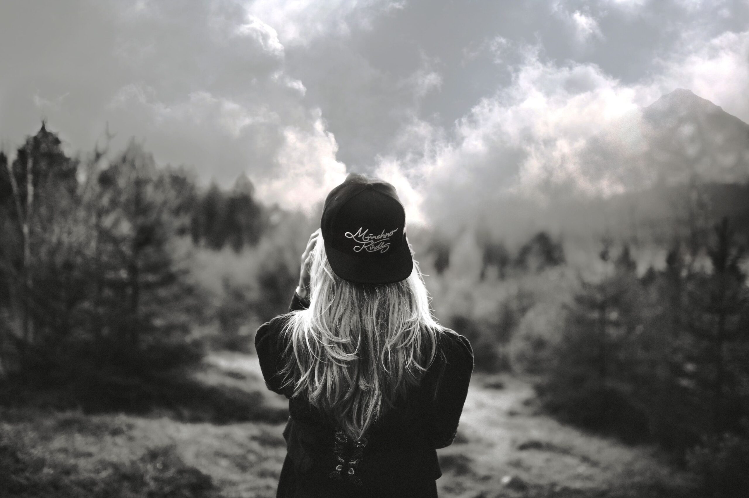 Jeune femme de dos dans la nature, version noir et blanc