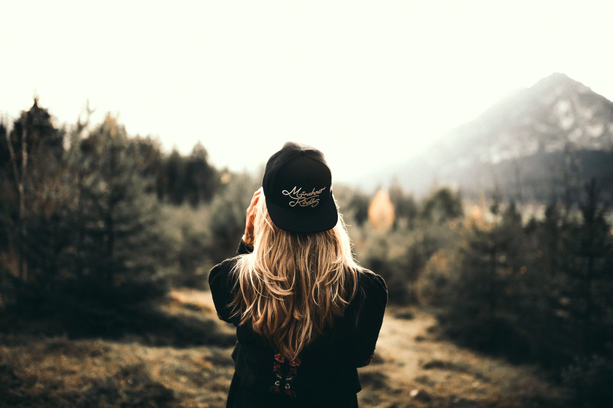 Jeune femme de dos dans la nature, version couleur