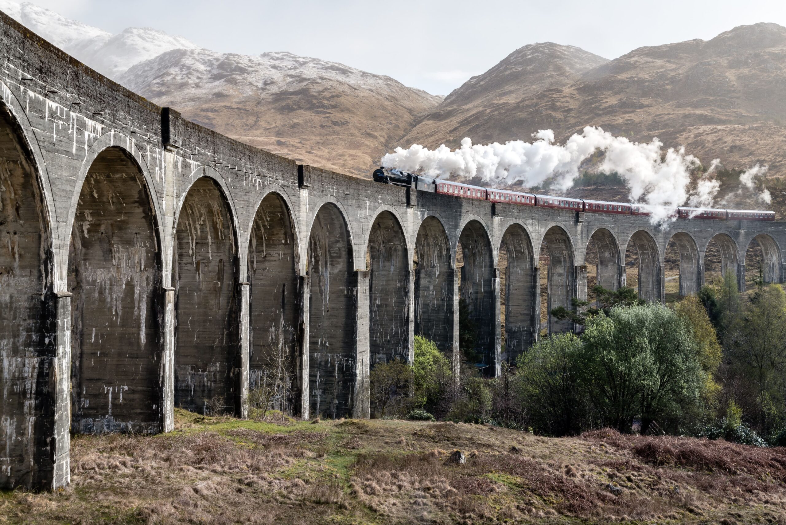Train à vapeur sur un viaduc, version couleur